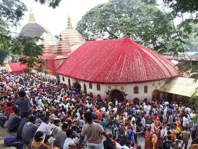 अंबुबाची मेले के दौरान गुवाहाटी के मां कामाख्या मंदिर में भक्तों की भीड़  उमड़ पड़ी