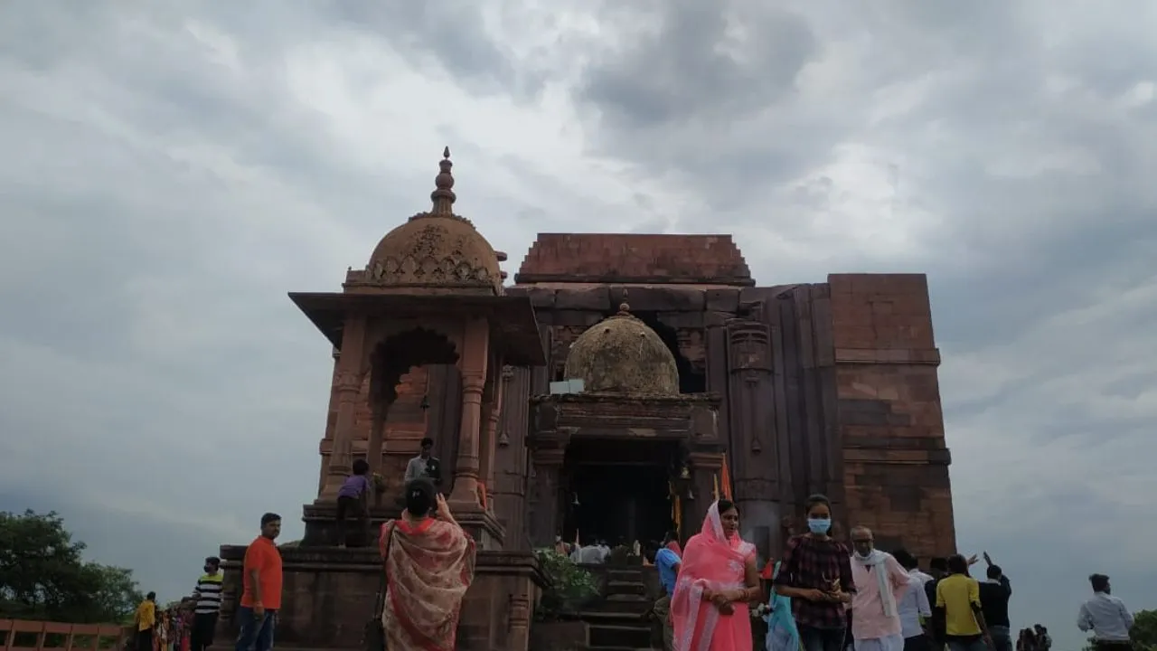 मध्य प्रदेश में स्थित है दुनिया का सबसे बड़ा शिवलिंग, जानिए क्यों अधूरा रह  गया मंदिर का निर्माण- Navbharat Live (नवभारत) - Hindi News | the worlds  largest shivalinga is ...