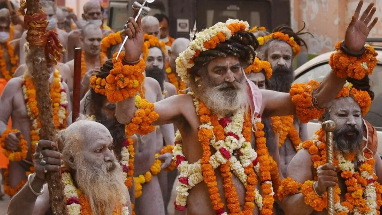 महाकुंभ में अखाड़ों का काउंट डाउन शुरू, कुंभ नगरी प्रयागराज पहुंचा उदासीन  अखाड़े का बेड़ा | Prayagraj Shri Panchayati Akhada Bada Udasin enters for  Mahakumbh 2025, people welcom ...
