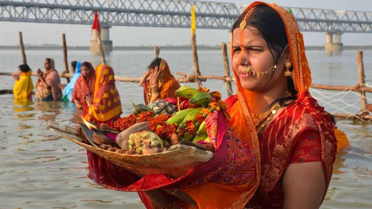 Chhath Puja 2024 Sandhya Arghya: पटना से दिल्ली तक छठ की रौनक... व्रतियों  ने डूबते सूर्य को दिया अर्घ्य | Chhath Puja 2024 third day Sandhya Arghya  Chhath Puja importance