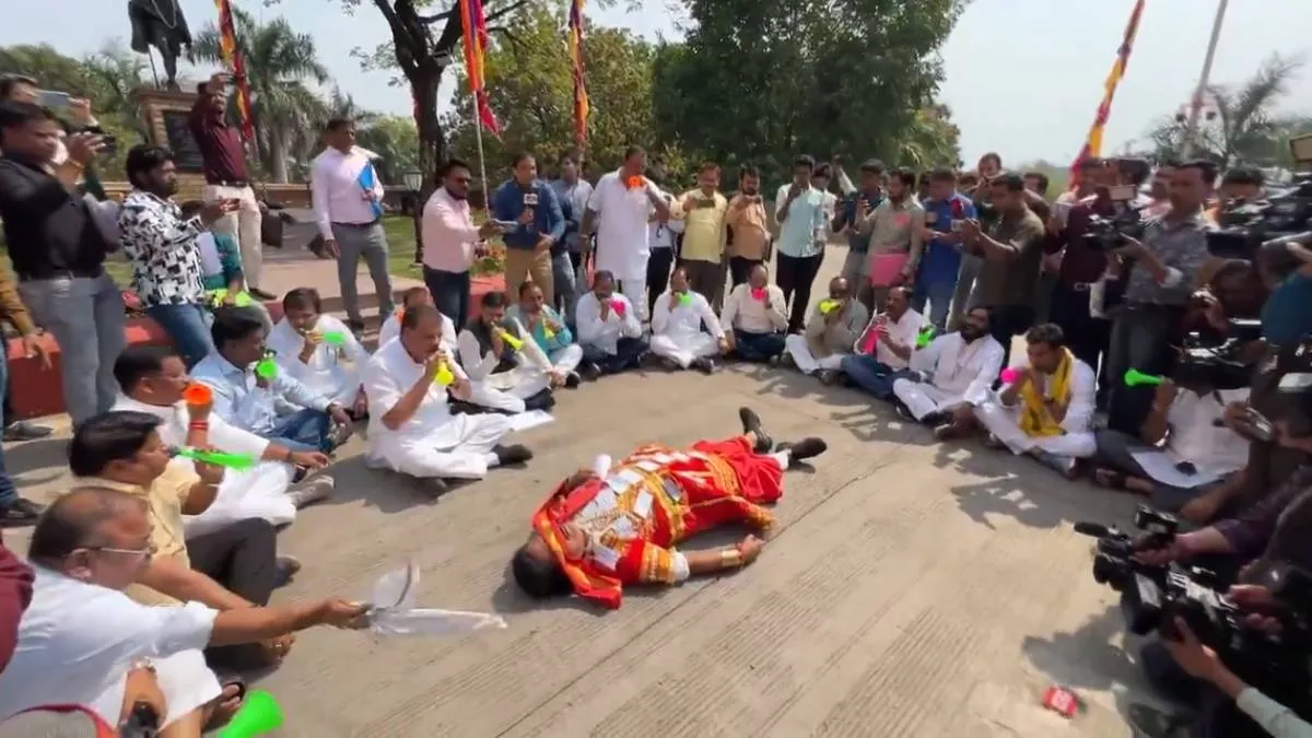MP Budget Session 2025: कांग्रेस विधायक कुंभकरण बनकर पहुंचे, उमंग सिंघार ने पूछा- आप जनहित के मुद्दों पर क्यों जाग नहीं रहे, मंत्री सांरग बोले- विधानसभा का दुरूपयोग करना गलत
