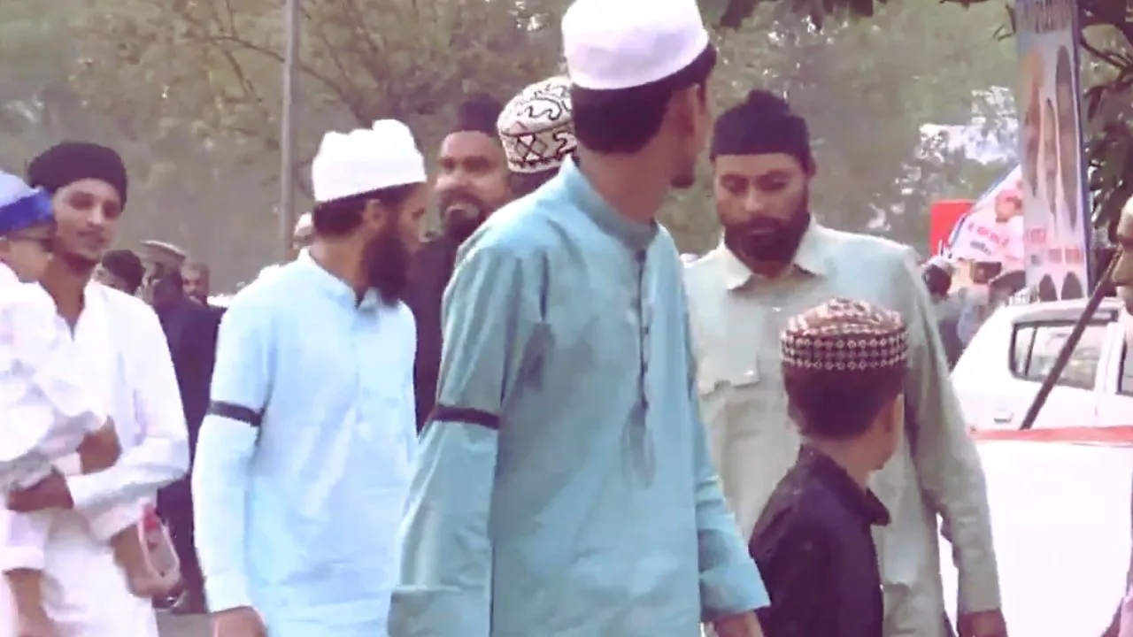 काली पट्टी बांधकर अदा की ईद की नमाज... एमपी में वक्फ बिल के खिलाफ बच्चों ने भी किया विरोध