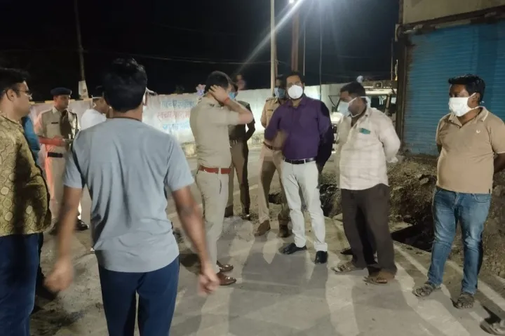 रतलाम: मंगलवार रात जावरा की आईस फैक्ट्री में अमोनिया गैस लीकेज, आसपास के  घरों को खाली कराया गया,पुलिस और प्रशासन के अधिकारियों ने तत्काल ...