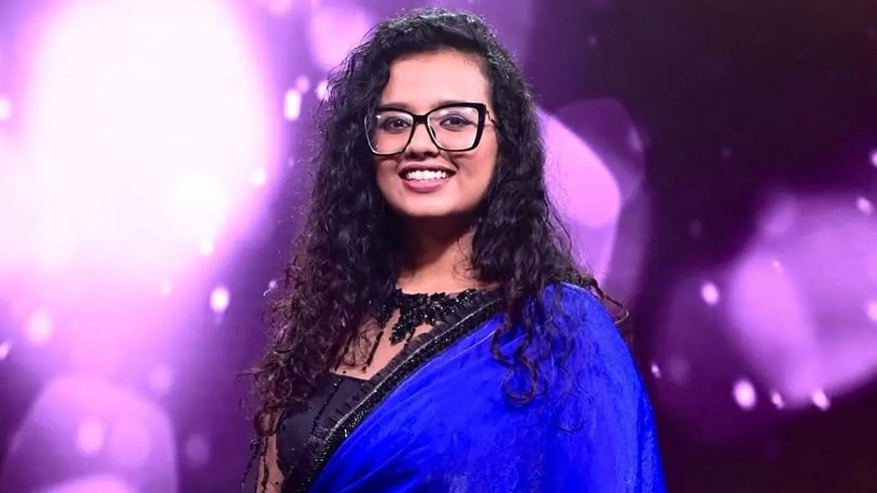 Indian Idol Winner: चमचमाती गाड़ी, 25 लाख रुपये और फॉरेन शो, इंडियन आइडल की  ट्रॉफी जीतने के बाद चमकी मानुषी की किस्मत | Indian idol 15 winner manushi  ghosh trophy 25 lakh