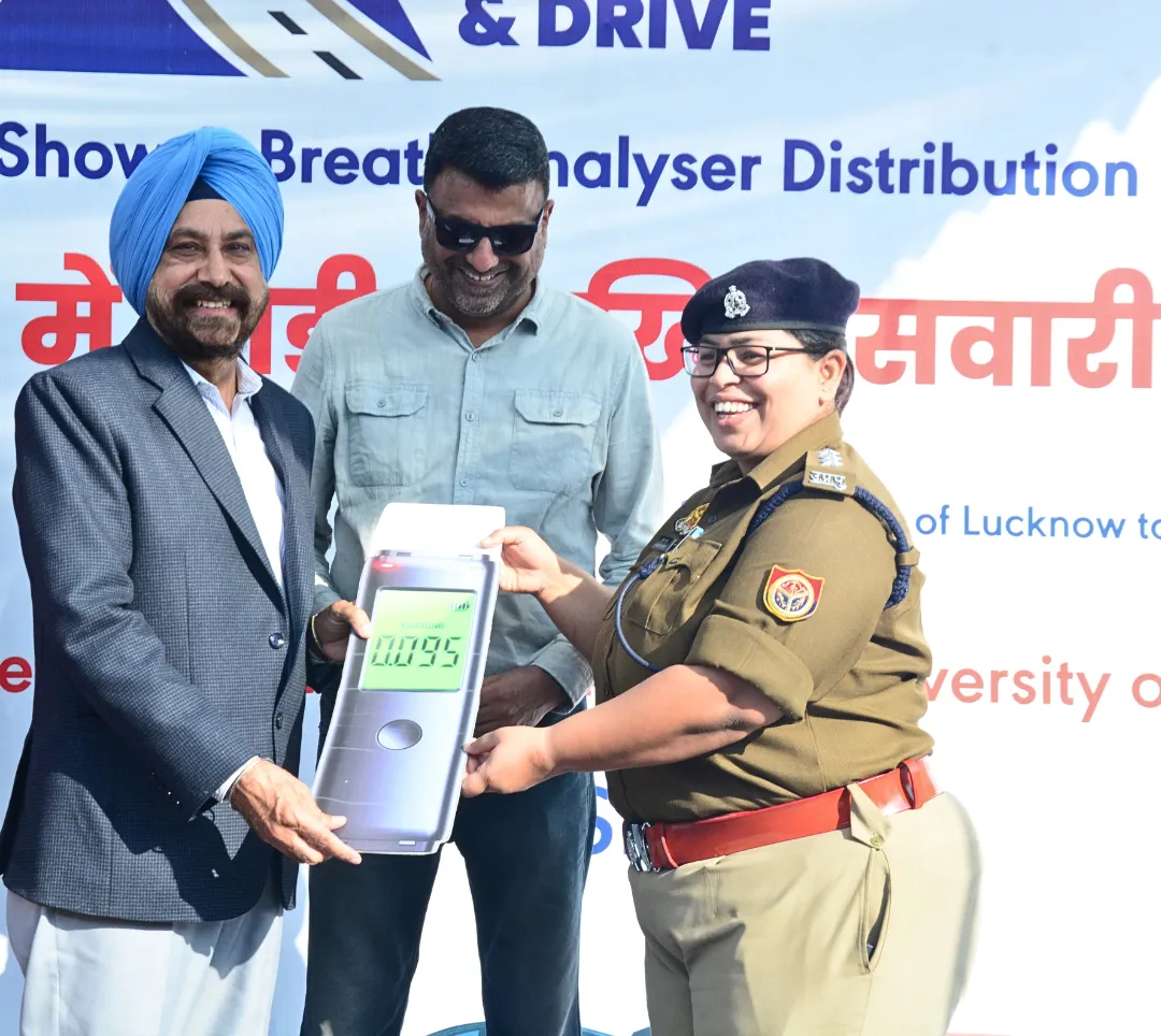 Mr. Parvinder Singh, Regional Director, ISWAI, presenting breath analyzers to Ms. Soumya Pandey, ACP Traffic Police, Lucknow.