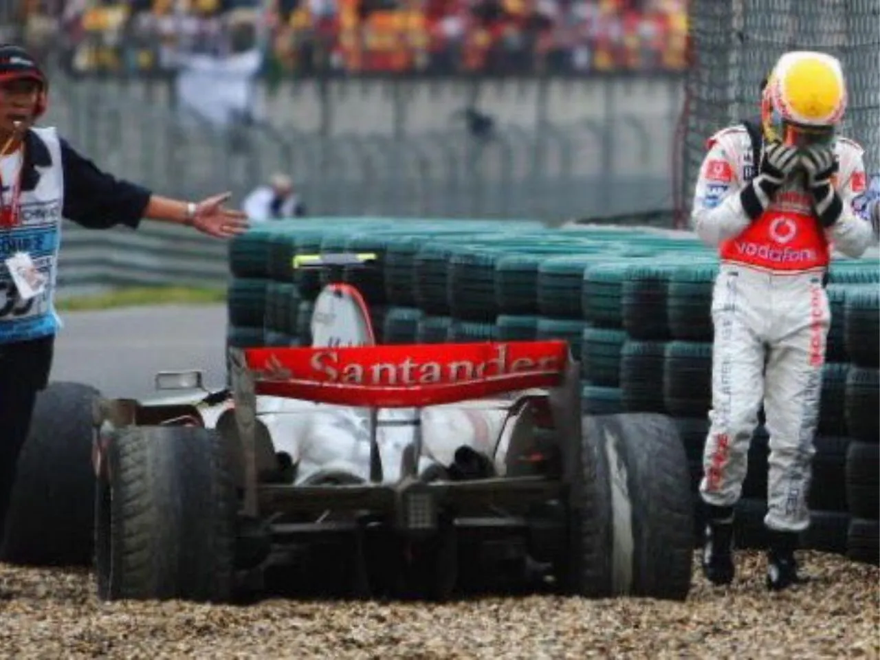 Lewis Hamilton crashed in Chinese GP 2007that cost his F1 title