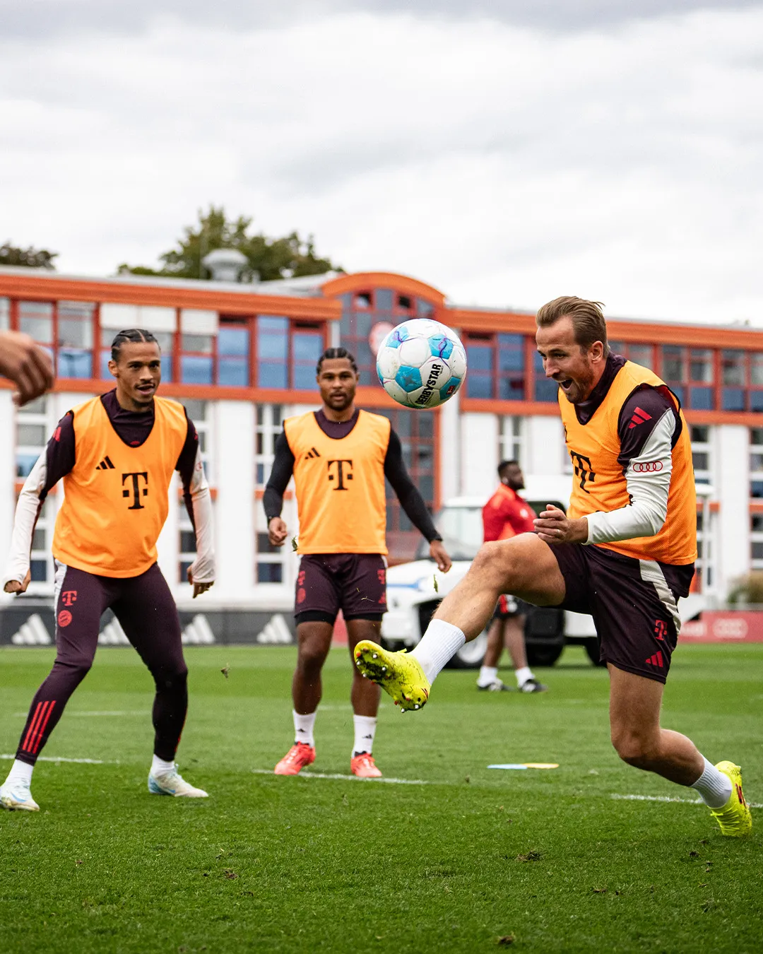 harry kane of bayern juggling