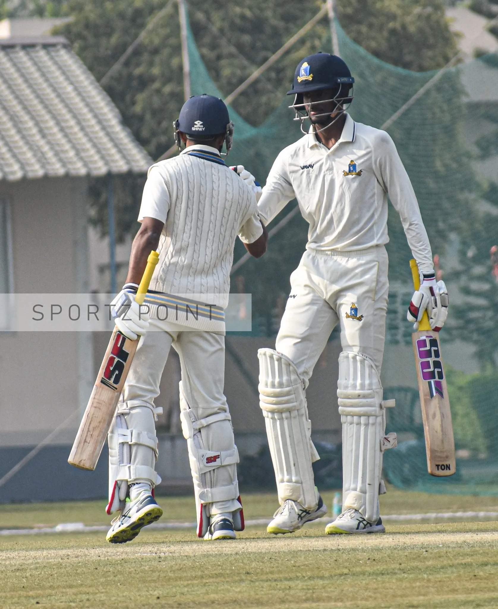 Abishek Porel and Anustup Majumdar batting together in Ranji Trophy - sportzpoint.com