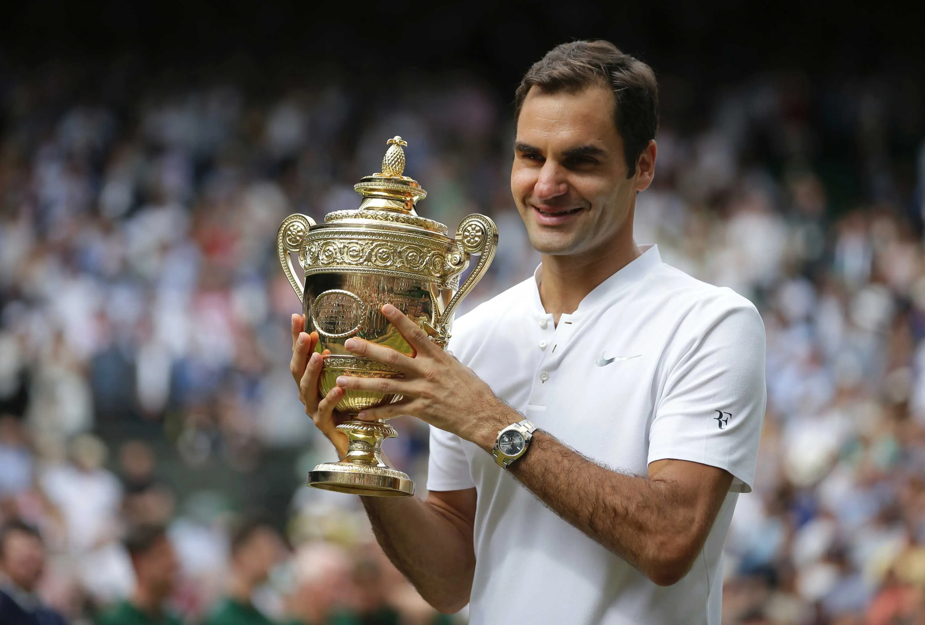 Roger Federer with his 8th Wimbledon title in 2017 - sportzpoint.com