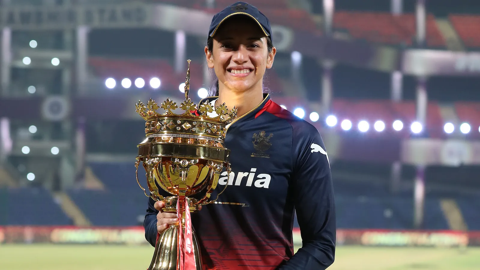 Mandhana with the WPL title - sportzpoint.com