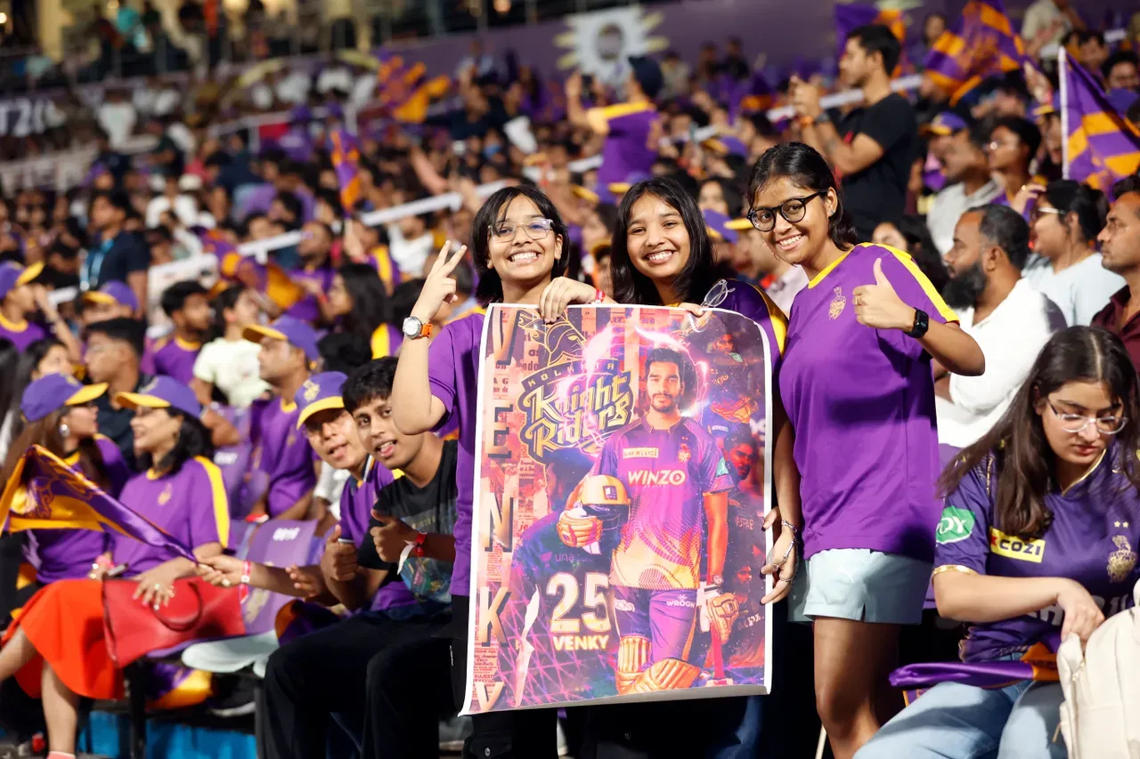 Fans at the Eden Gardens Cricket stadium during IPL 2024 | Sportz Point