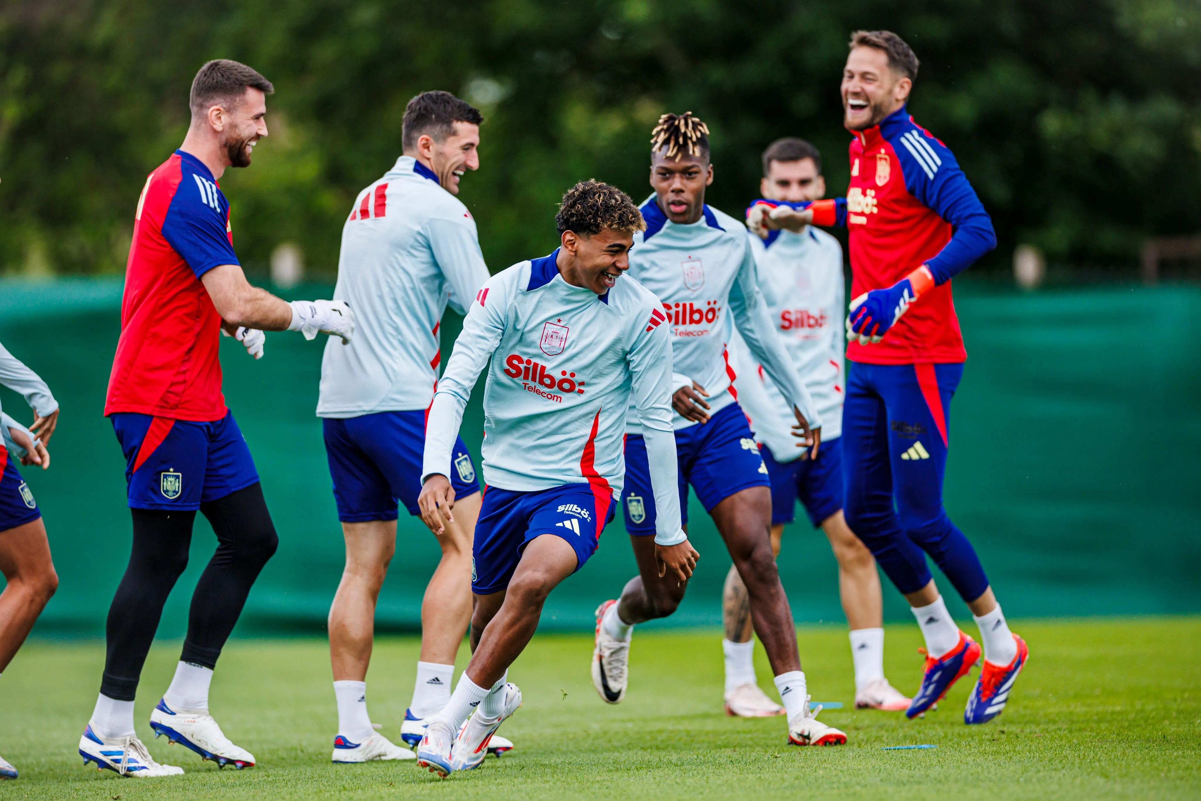 Spain vs Germany: Nico Williams and Lamine Yamal in practice