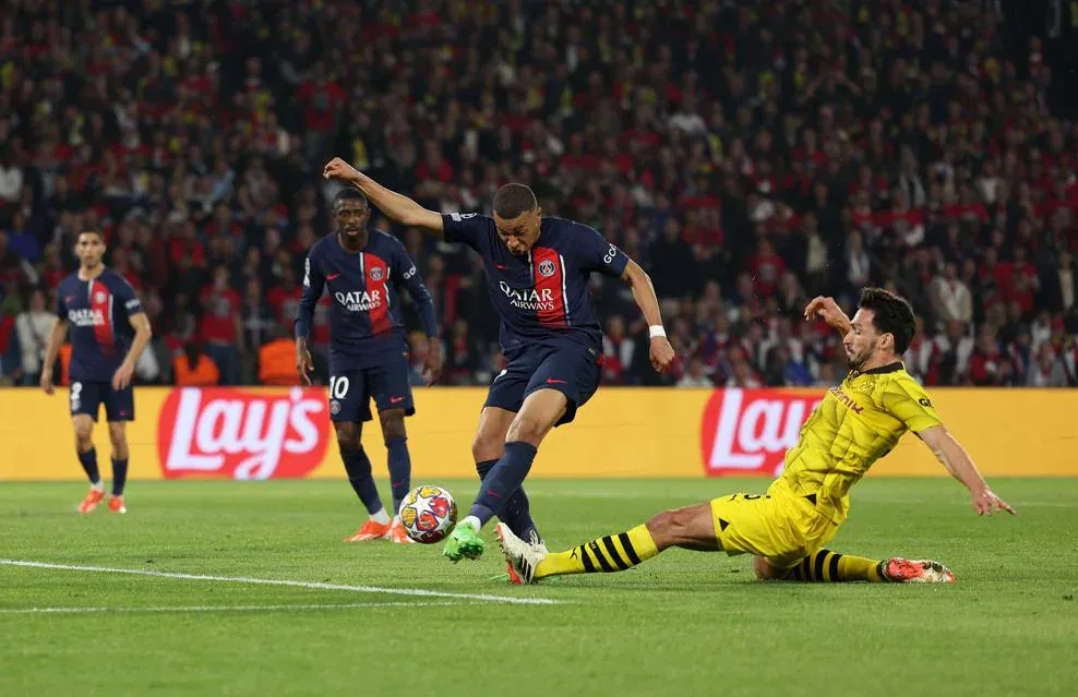 PSG vs Dortmund: Hummels' vital touch prevented Mbappé from turning Fabián Ruiz's cut-back goalwards.