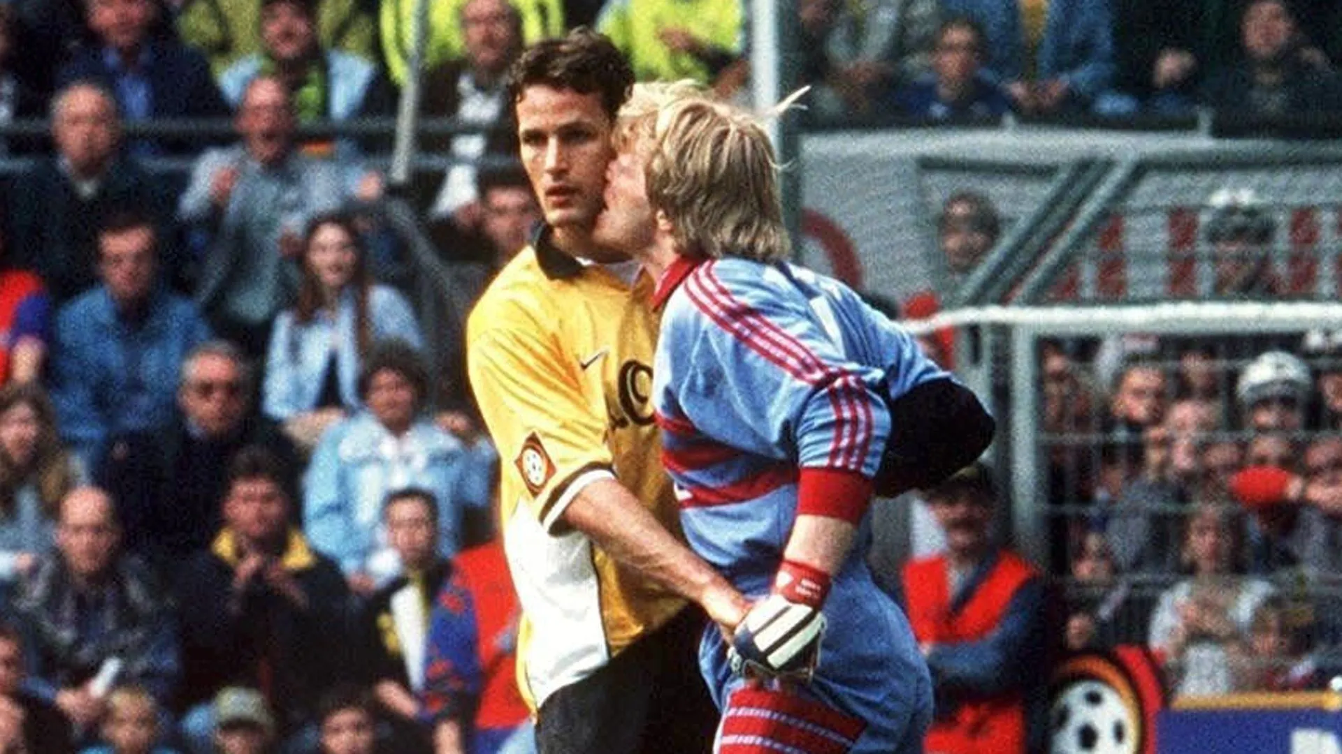 Der Klassiker history - When Bayern Munich goalkeeper Oliver Kahn first launched a Kung-Fu-style kick on Stephane Chapuisat and then nearly bit Borussia Dortmund's Heiko Herrlich's ear - sportzpoint.com