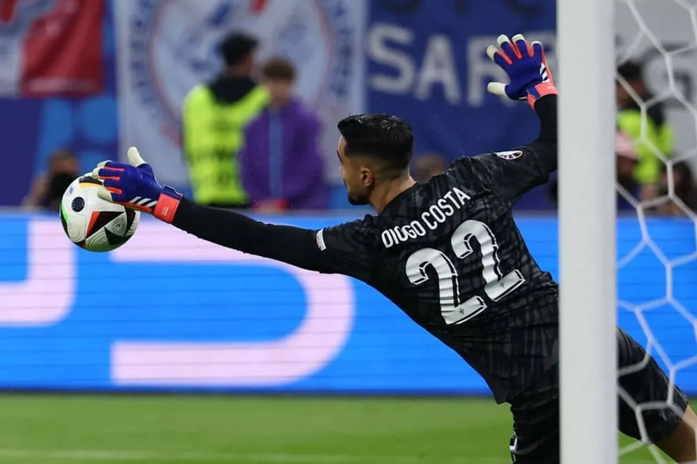 Diogo Costa made some early saves in the Portugal vs France game - sportzpoint.com