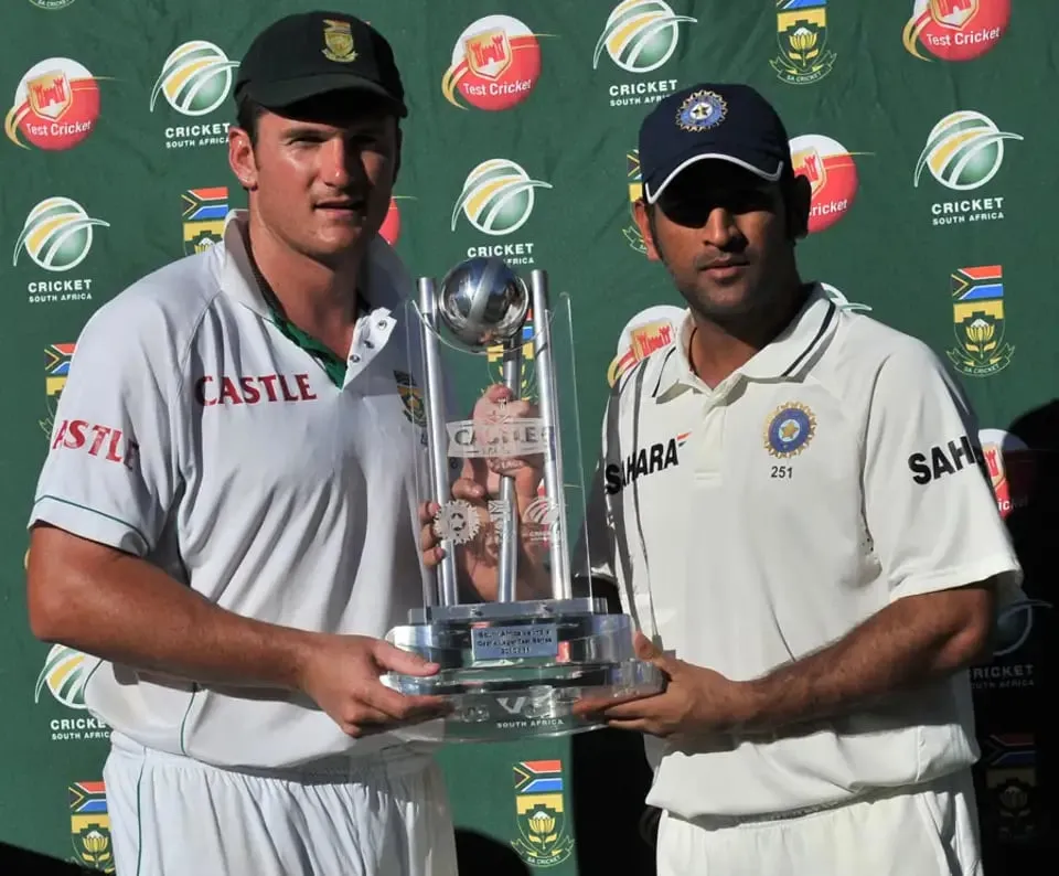 Graeme Smith and MS Dhoni share the trophy after India drew their Test series in South Africa 1-1  Image - AFP