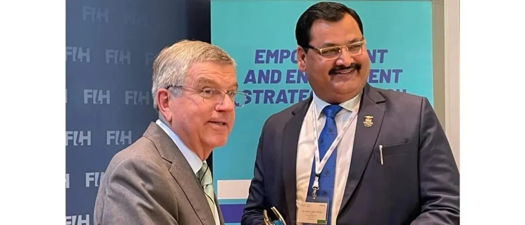 Hockey India Secretary General Shri Bhola Nath Singh presents memento to IOC President Mr. Thomas Bach at FIH Summit | Sportz Point