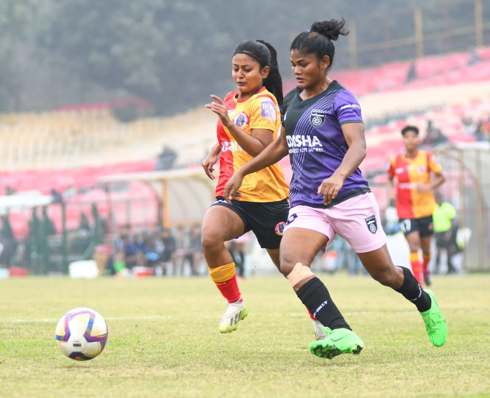 Pyari Xaxa of Odhisa FC Women fighting for a ball against East Bengal defender Trisha Mallick.  Image | East Bengal FC