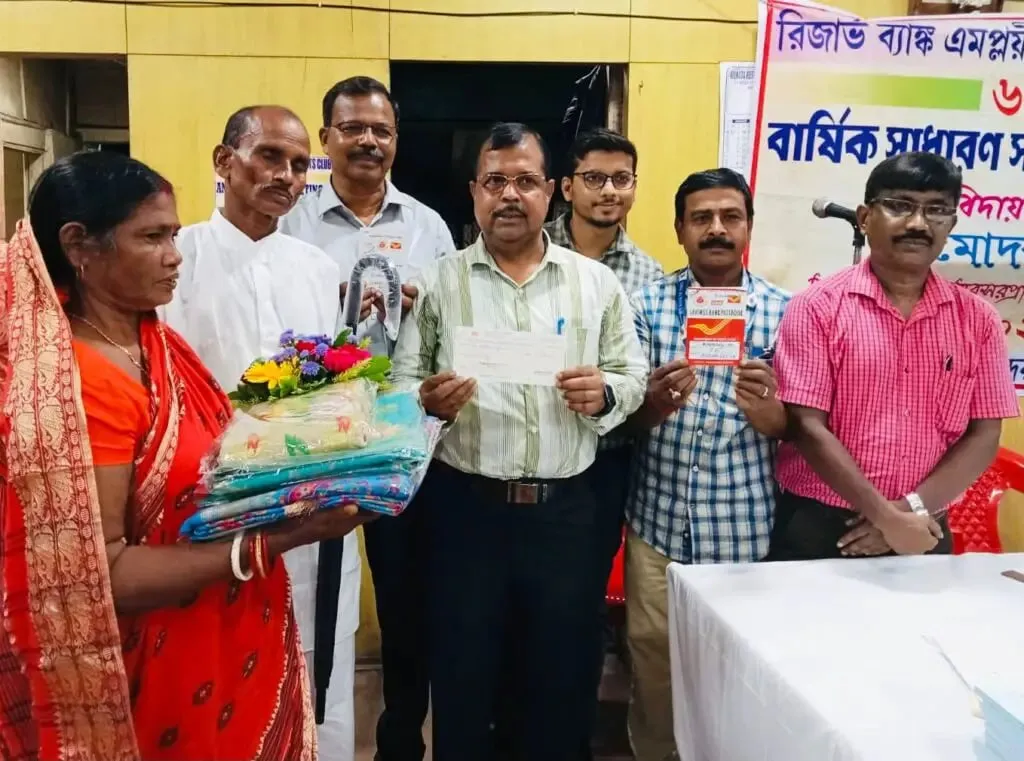 Reserve Bank Employees Sports Club felicitated their ex Mali Mr. Damodar Barik, donating 8 lakhs to him | Sportz Point