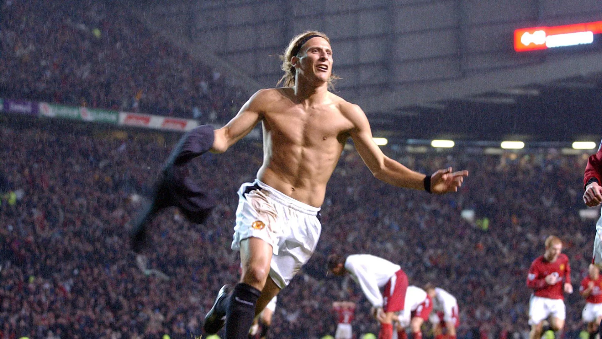 Diego Forlan's shirt-off celebration - sportzpoint.com