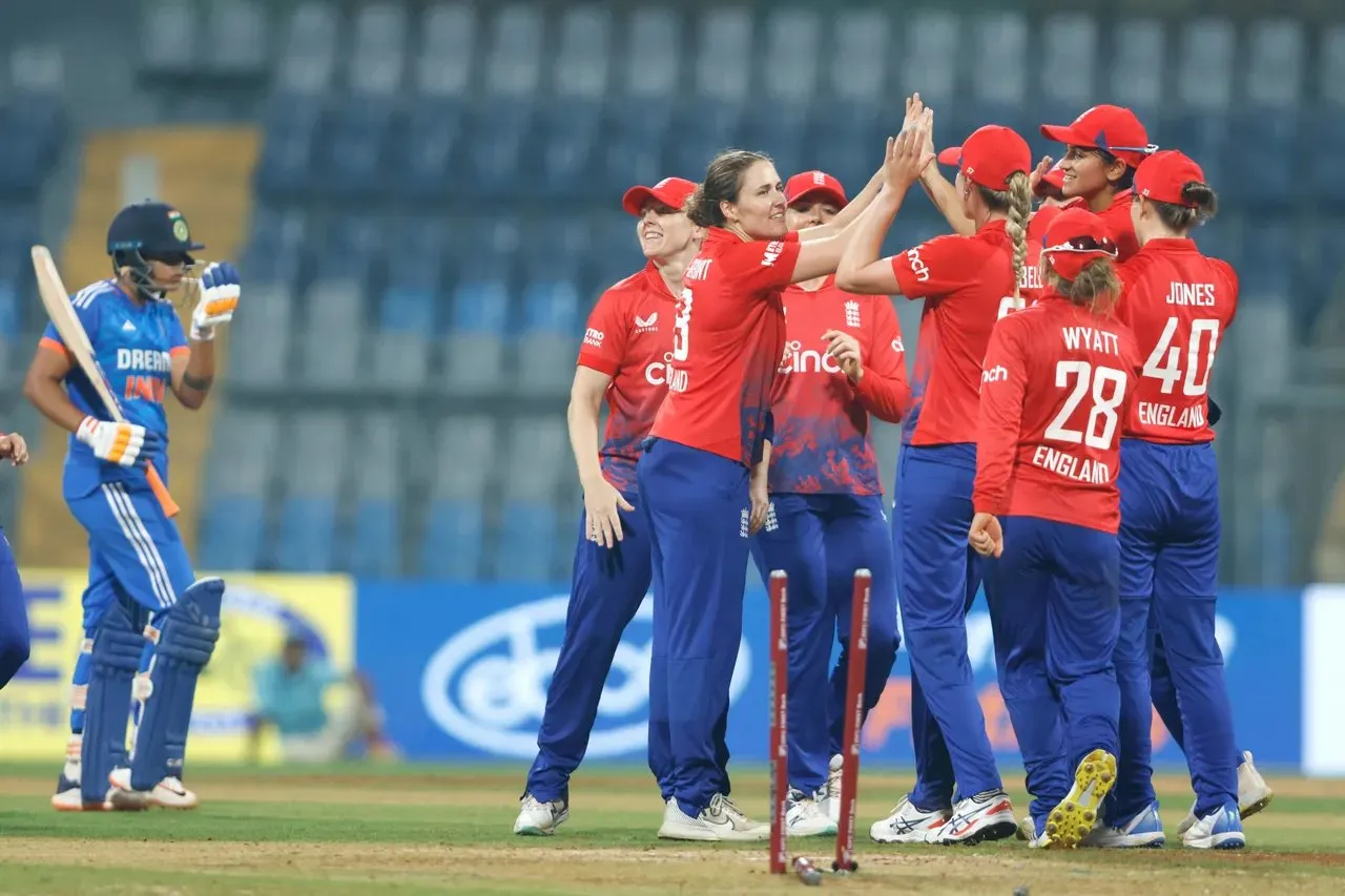 Nat Sciver-Brunt gets the better of Smriti Mandhana.  