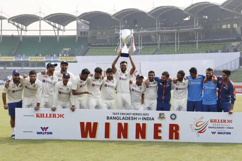 India celebrating with the trophy | Sportz Point