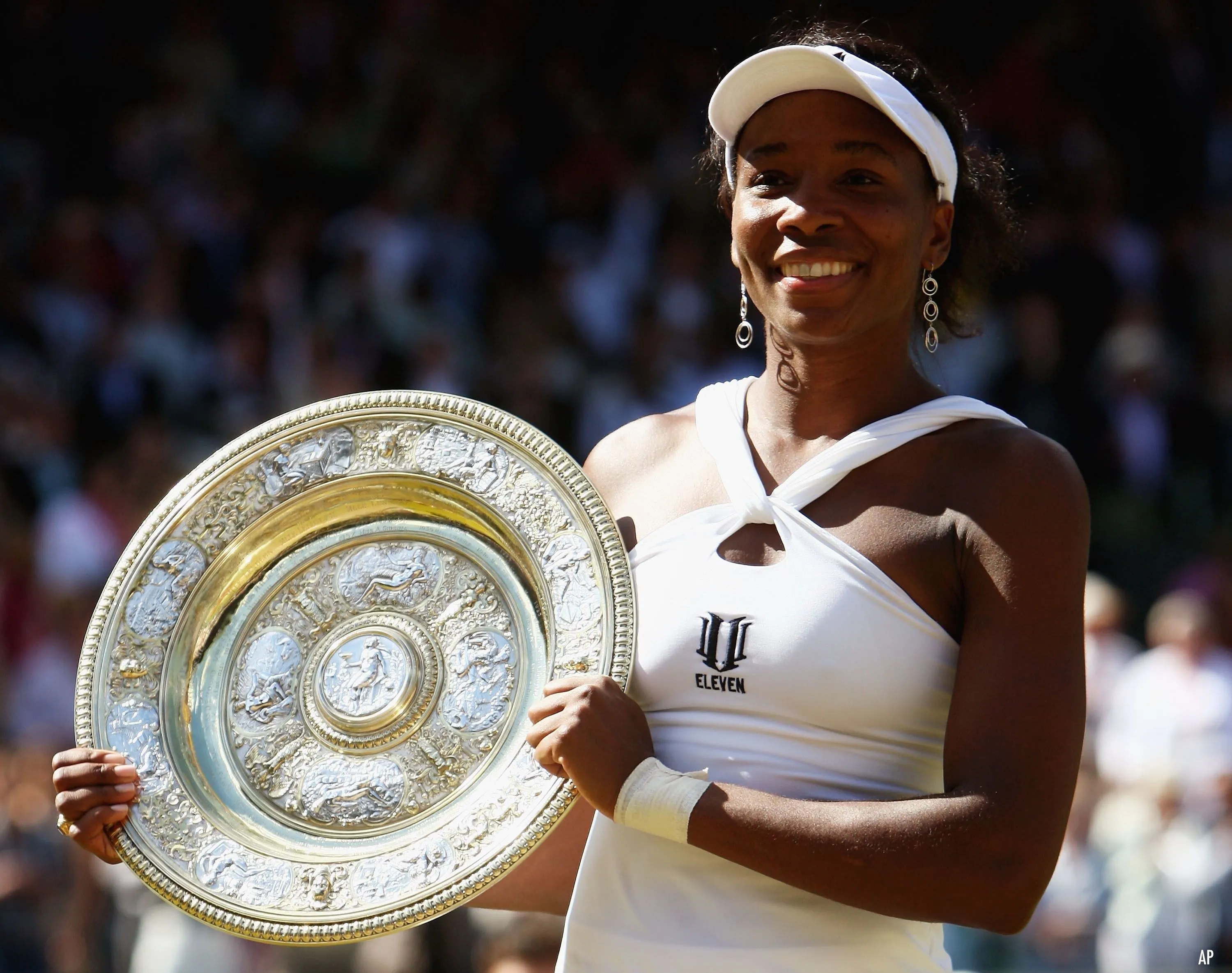 Venus Williams with her Wimbledon Title-Sportzpoint