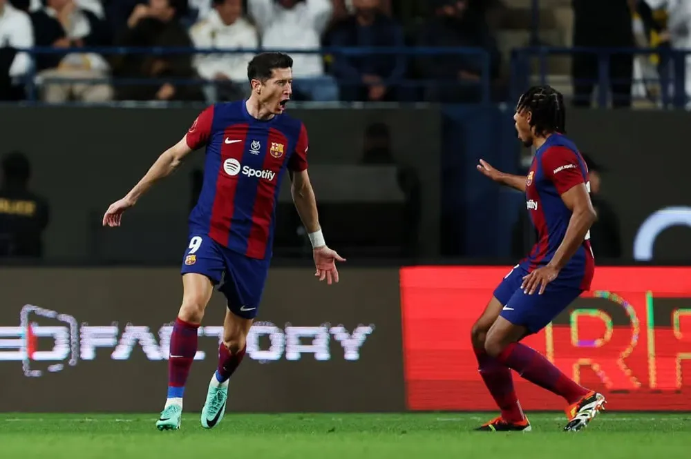 Robert Lewandowski scored a stunning volley to help Barcelona make a comeback in the match.  Image | Getty Images