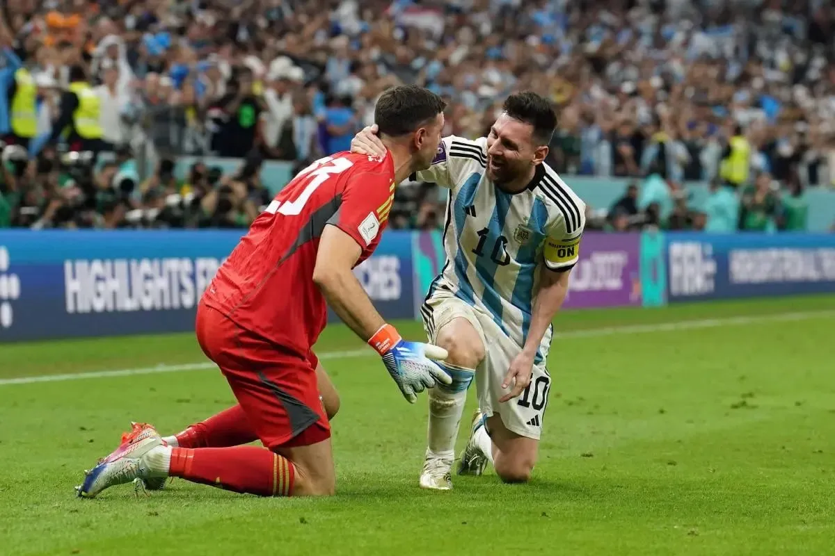 Lione Messi congratulating Emi Martinez for his two saves in the penalty shootout against Netherlands in FIFA World Cup 2022 quarter-finals.  Image | FIFA