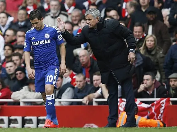 Chelsea's Portuguese manager Jose Mourinho (R) speaks with Chelsea's Belgian midfielder Eden Hazard during the English Premier League football match between Arsenal and Chelsea at the Emirates Stadium in London on April 26, 2015. AFP PHOTO / ADRIAN DENNIS  