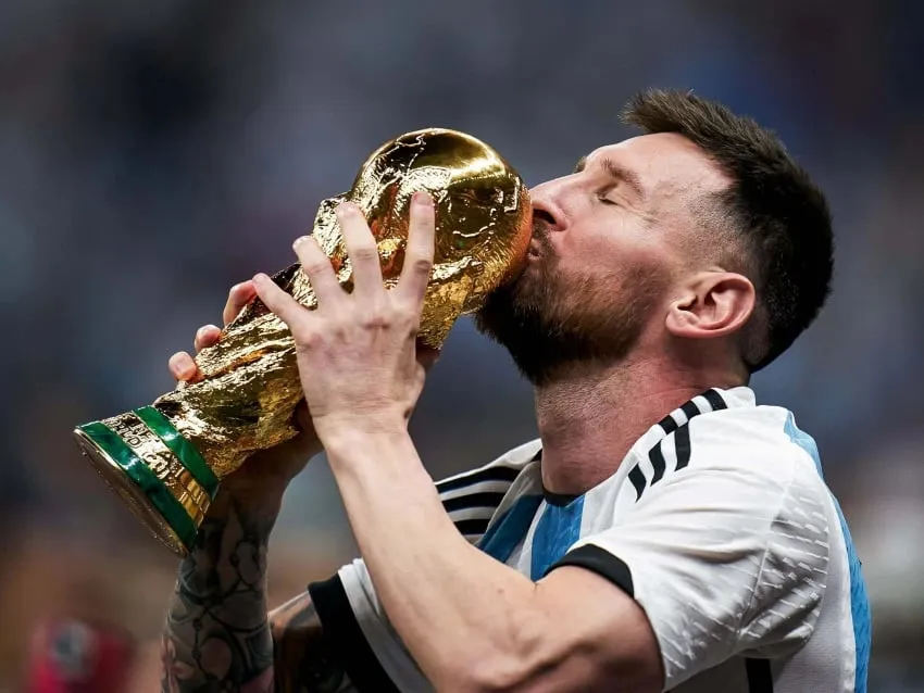 Lionel Messi kissing the FIFA World Cup 202 trophy.  Image: FIFA