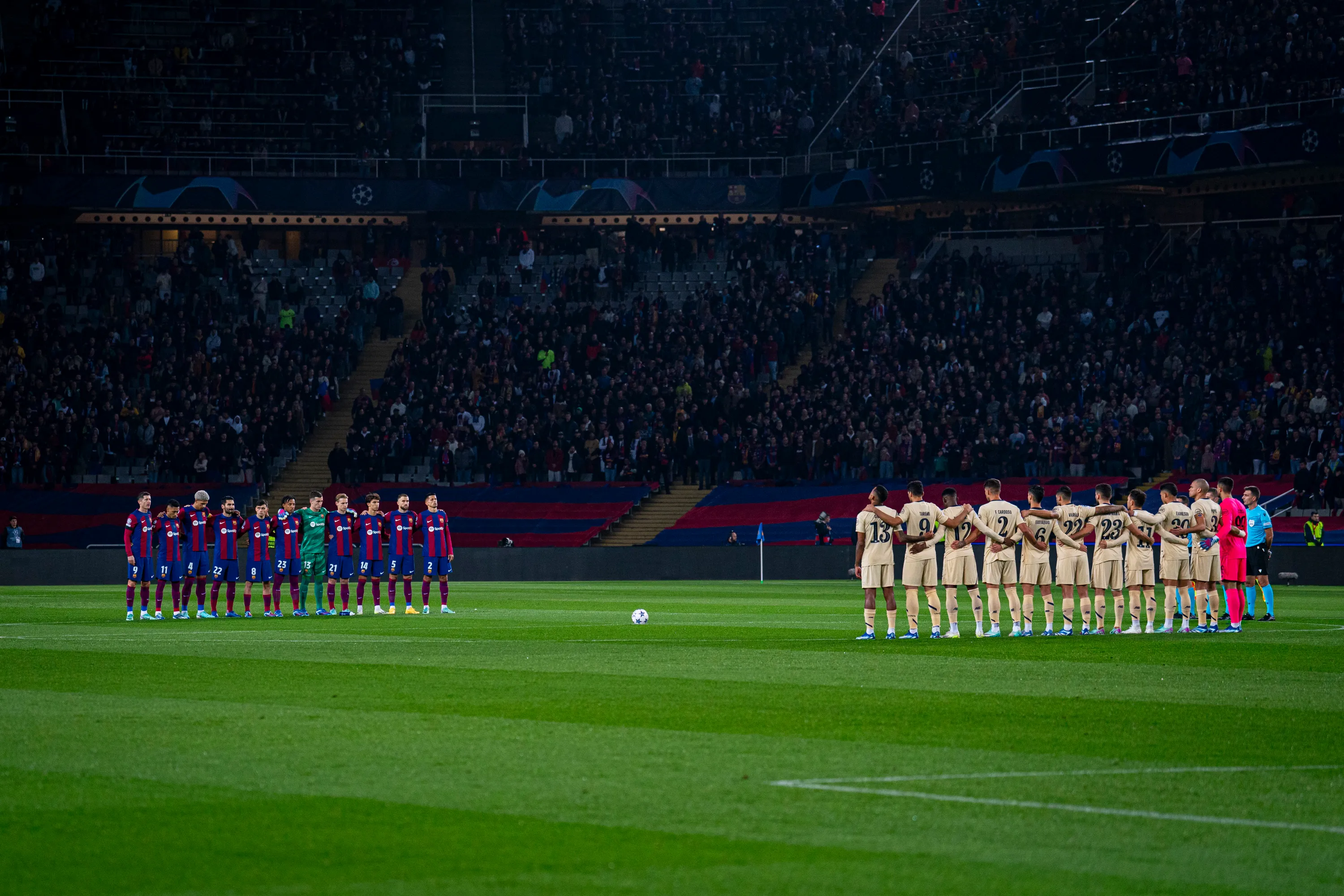 A minute of silence in memory of Terry Venables, who managed Barcelona from 1984 to 1987.  Image | FCB