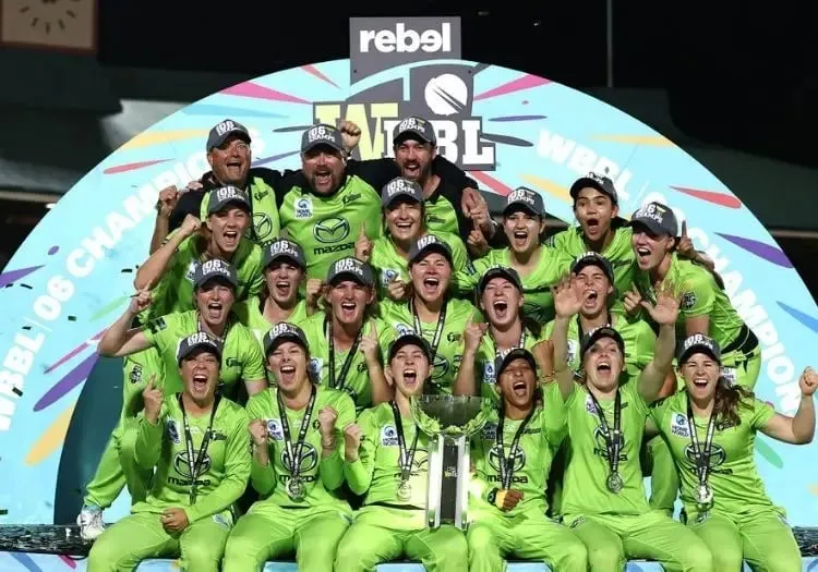 Rachael Haynes with the Sydney Thunders team after winning the 2020 WBBL | Sportz Point