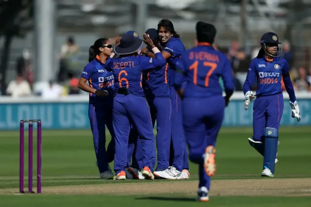 Jhulan Goswami celebrates after taking Tammy Beamount's wicket in the first WODI of ENGW vs INDW Series | Sportz Point