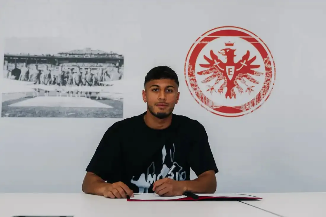 Harpreet Ghotra signing his contract with Eintracht Frankfurt  Image | Eintracht Frankfurt
