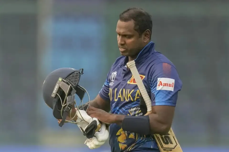 A dejected looking Angelo Mathews leaveing the field after being 