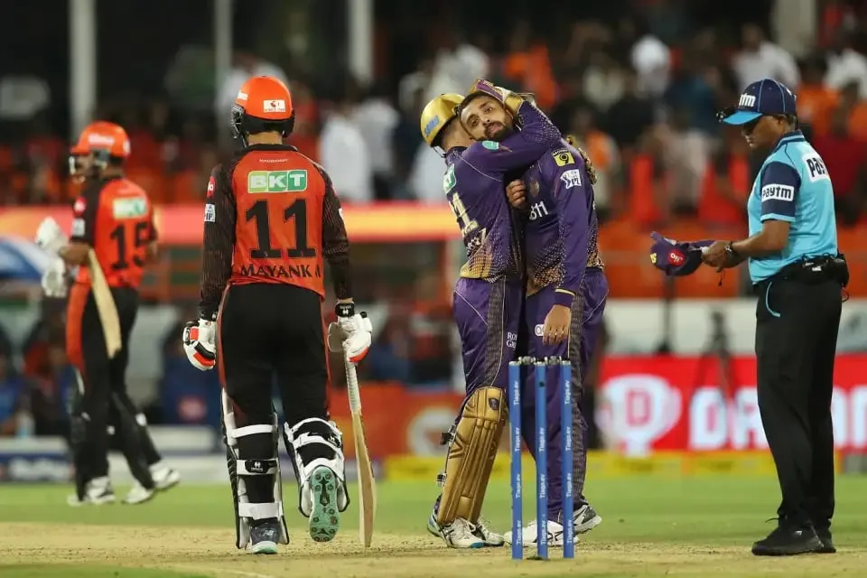 Varun Chakravarthy and Rahmanullah Gurbaz embrace each other after helping KKR to victory | Sportz Point