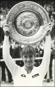 Chris Evert lifting the 1976 Wimbledon Title-Sportzpoint