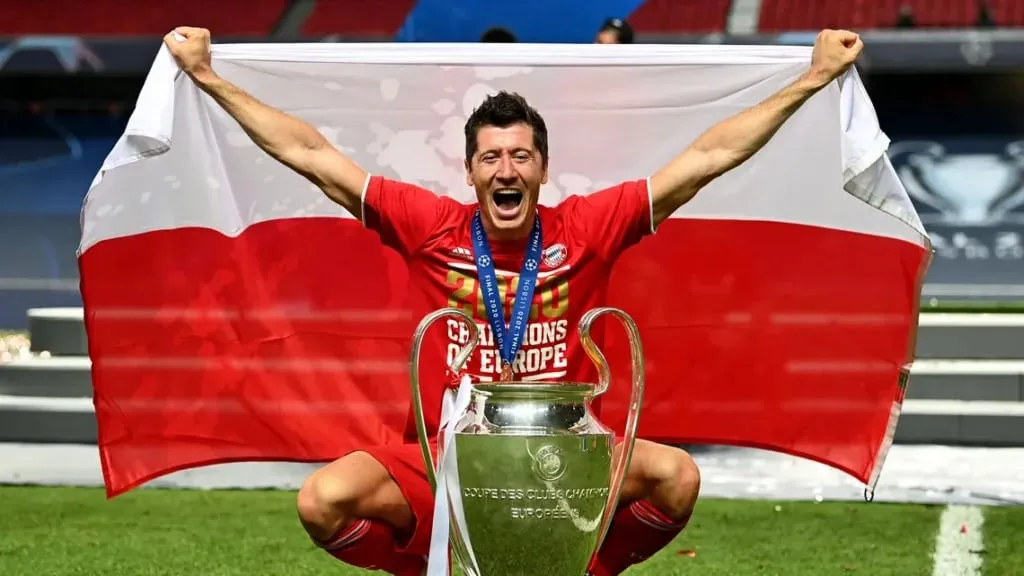 Robert Lewandowski with his Champions League title | Sportz Point<br />
