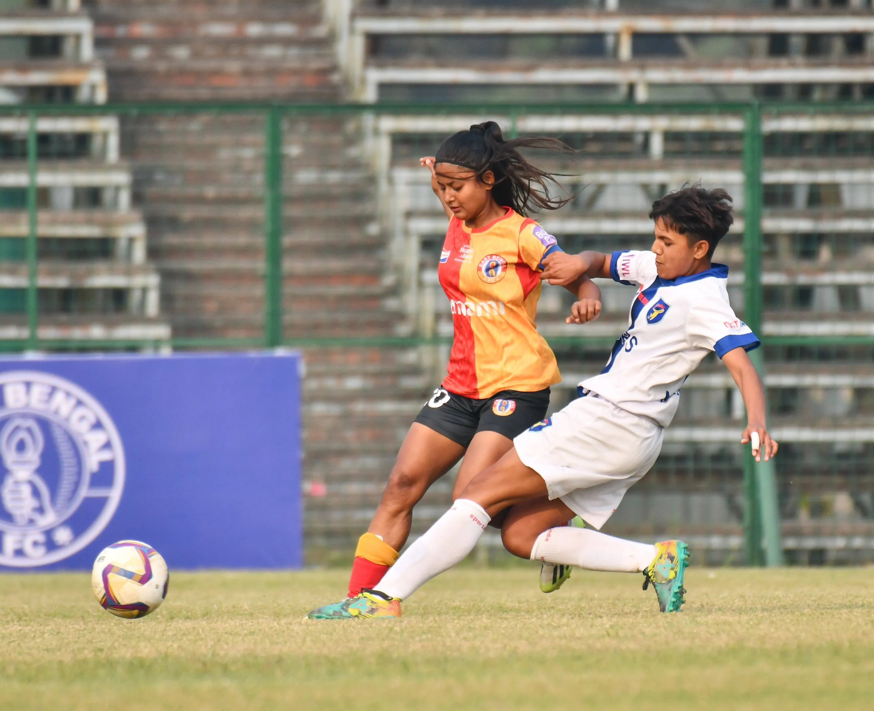 Neha fighting for a ball against East Bengal captain Trisha Mallick.  Image | East Bengal FC