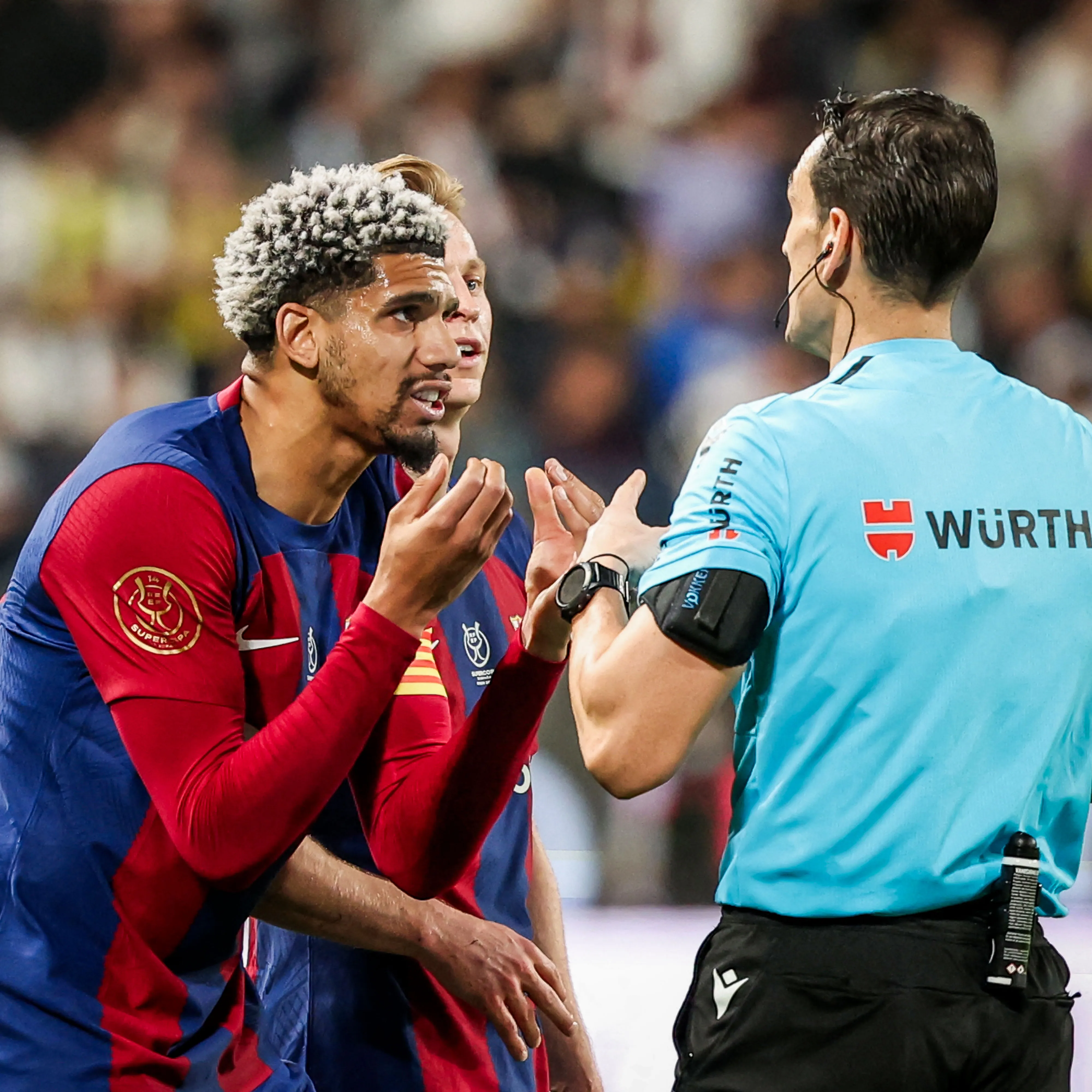 Ronald Araujo recieved a red card in the Super Cup final against Real Madrid.  