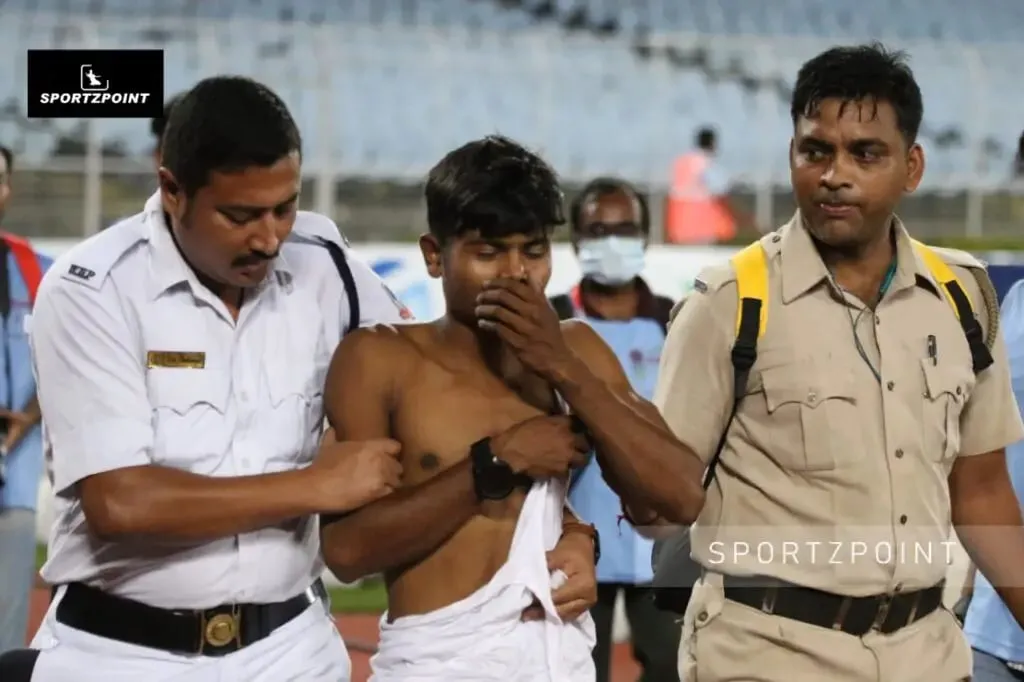 Durand Cup 2022: Mohammedan fans run riot in the Kishor Bharati Krirangan after a late goal from BFC makes it 1-1 | SportzPoint.com