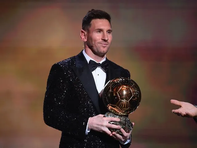 Lionel Messi with the Ballon d'Or award 2021   Image | Eurosport