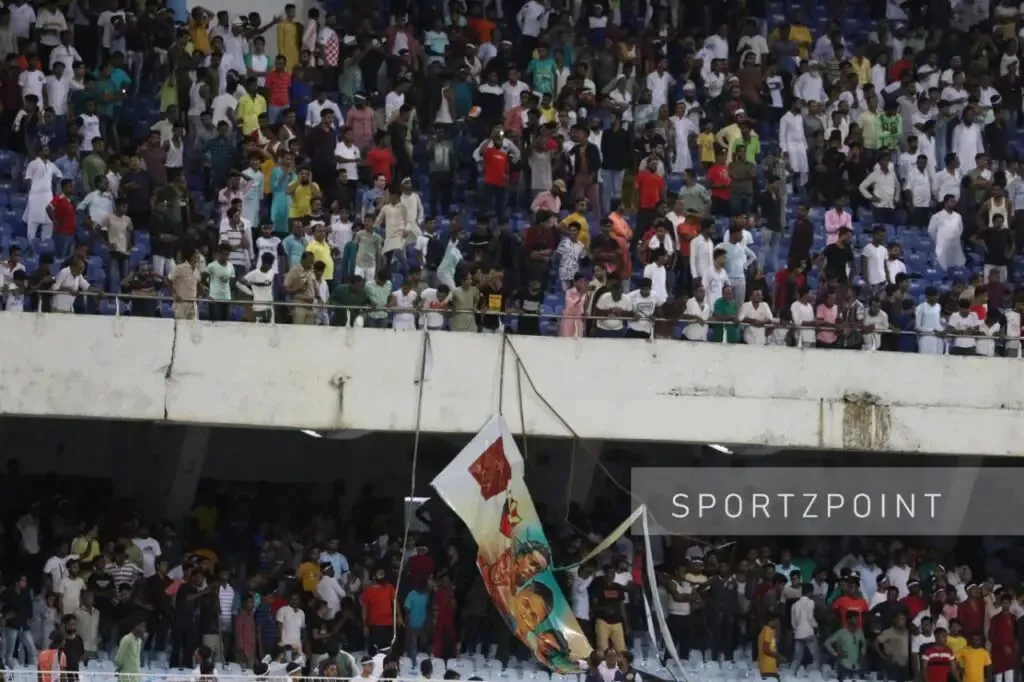 Durand Cup 2022: Mohammedan fans run riot in the Kishor Bharati Krirangan after a late goal from BFC makes it 1-1 | SportzPoint.com