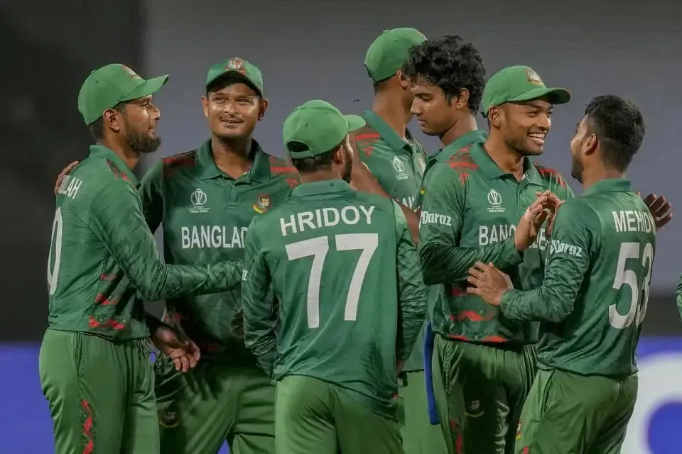 Bangladesh fielders celebrate the wicket of Shreyas Iyer  Image - Getty