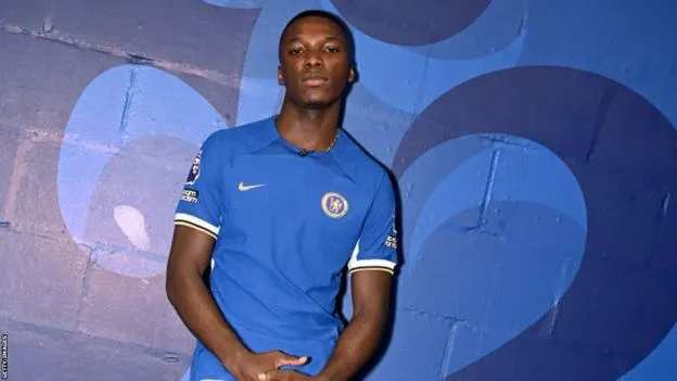 Moises Caicedo posing in a Chelsea shirt | Sportz POint   | Chelsea Transfer News