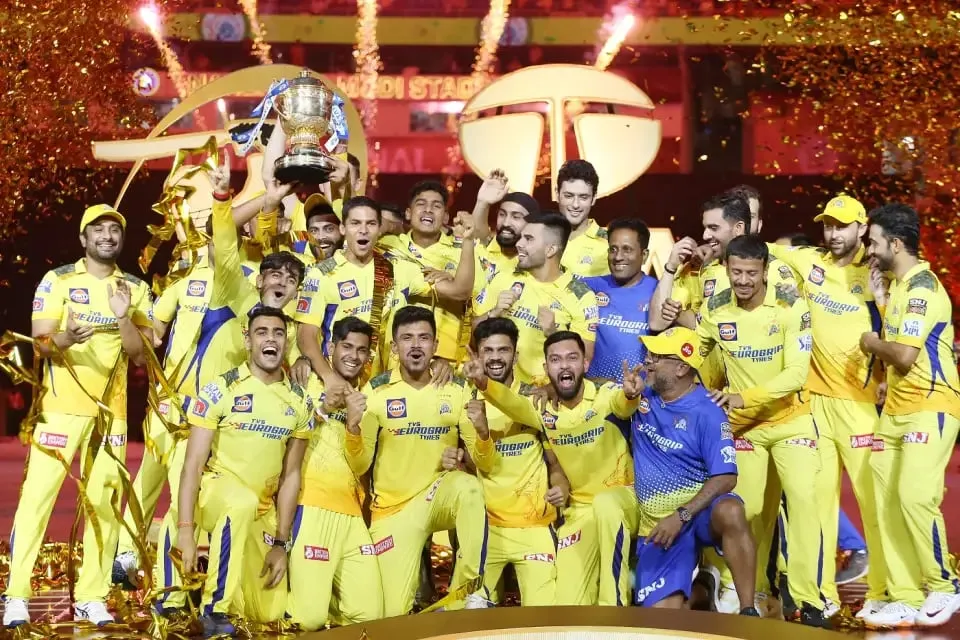 MS Dhoni: CSK celebrate and pose with the trophy after the win | Sportz Point