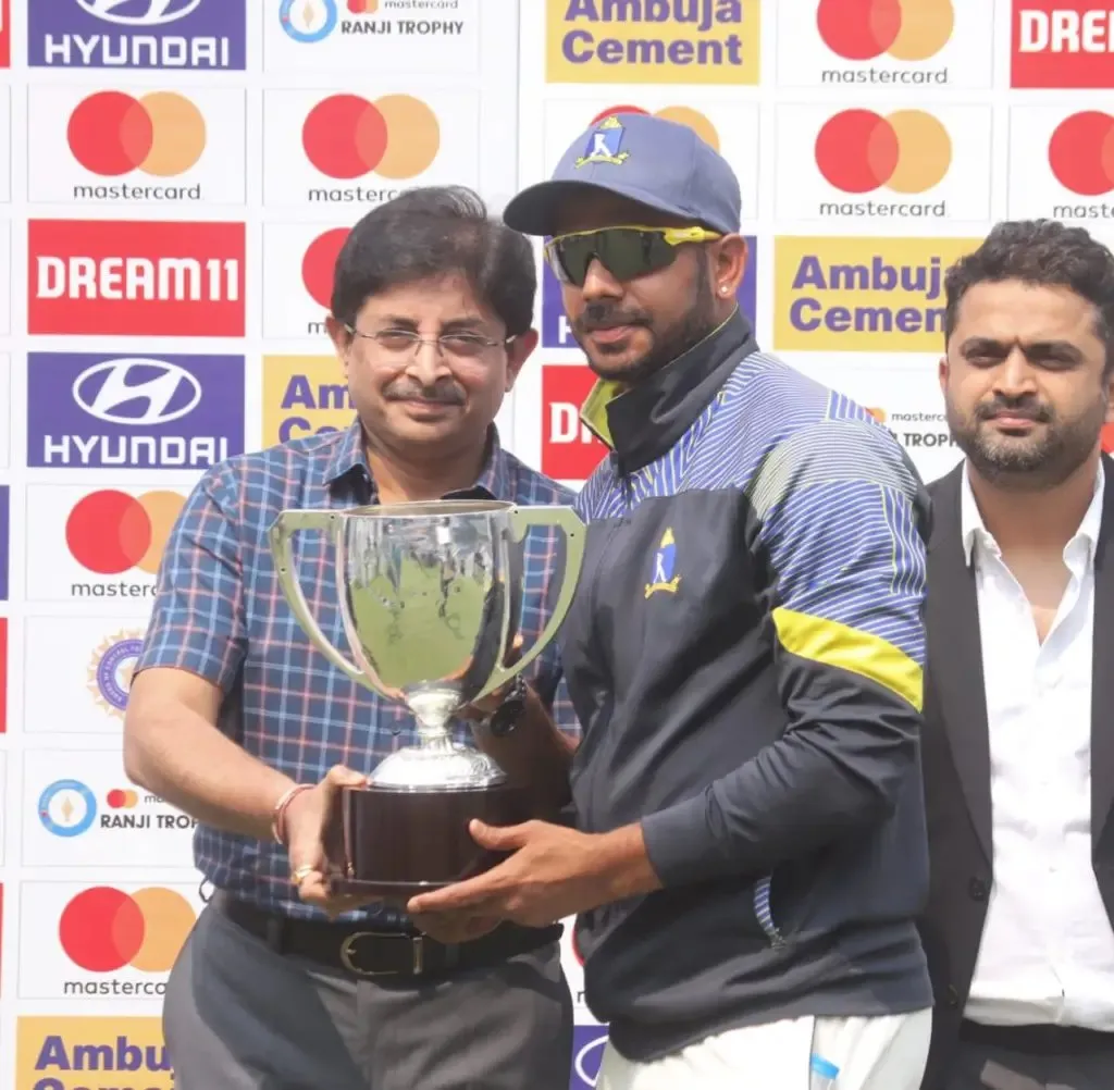 Snehasish Ganguly, the current CAB President gave away the runner-up trophy to Bengal's captain Manoj Tiwary. | Sportz Point