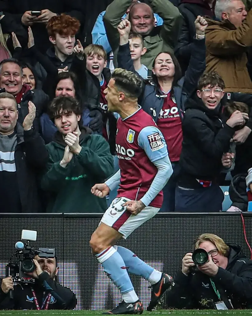 Coutinho celebrating with the home fans after scoring the goal | Sportz Point