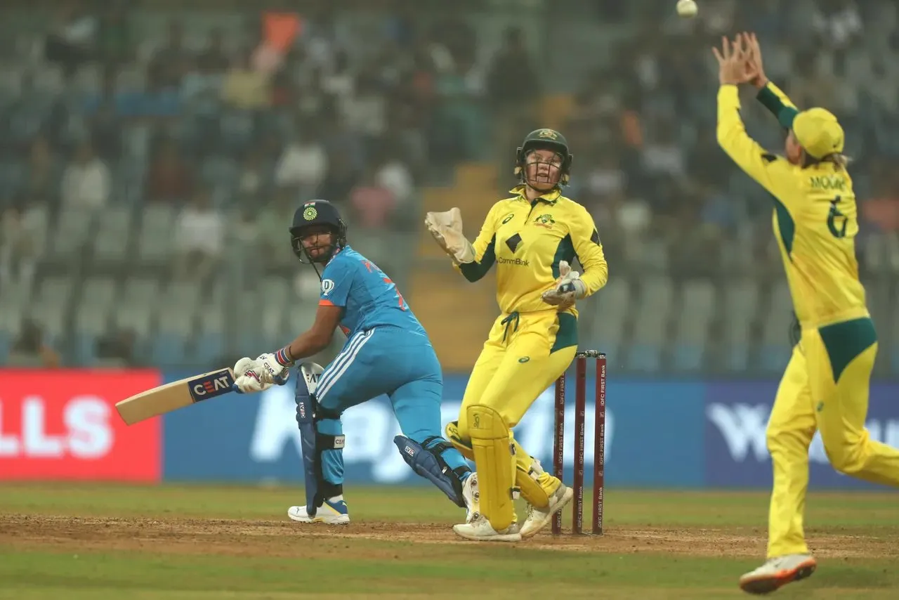 Beth Mooney taking the catch of Harmanpreet Kaur in the 3rd ODI between India and Australia.  Image | BCCI